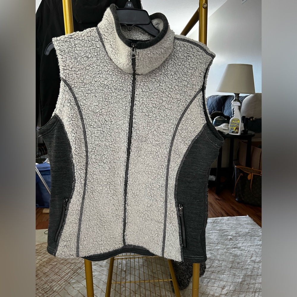 Kuhl Kozet Wool Blend Vest Size L
Never worn but just washed first time.